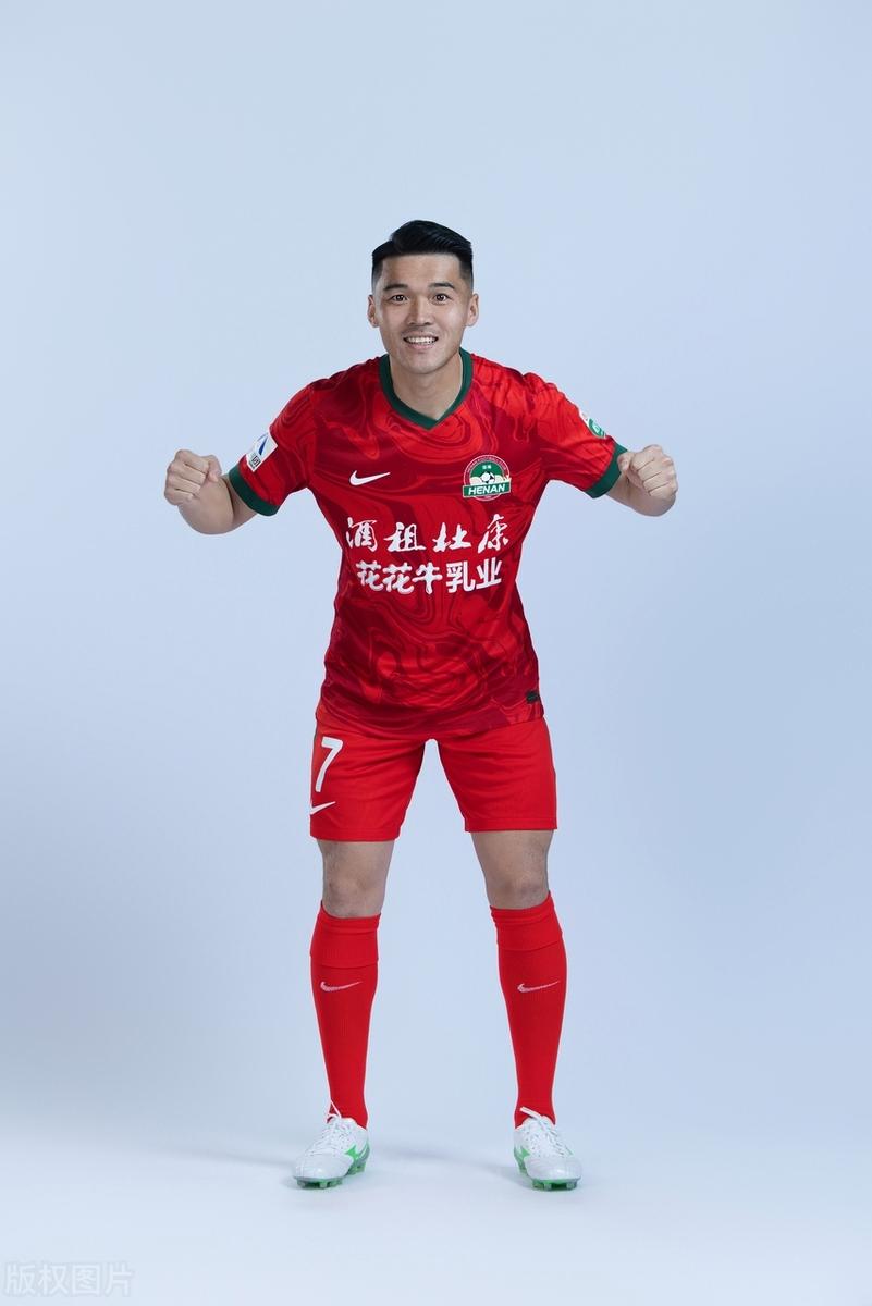 河南建业球员全力以赴，面对困境不屈不挠